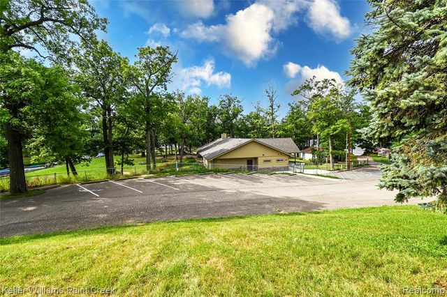 6903 Dandison Boulevard, West Bloomfield, MI 48324