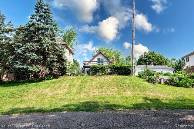 6903 Dandison Boulevard, West Bloomfield, MI 48324