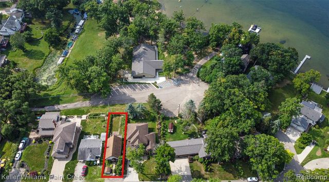 6903 Dandison Boulevard, West Bloomfield, MI 48324