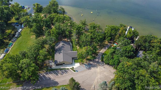 6903 Dandison Boulevard, West Bloomfield, MI 48324