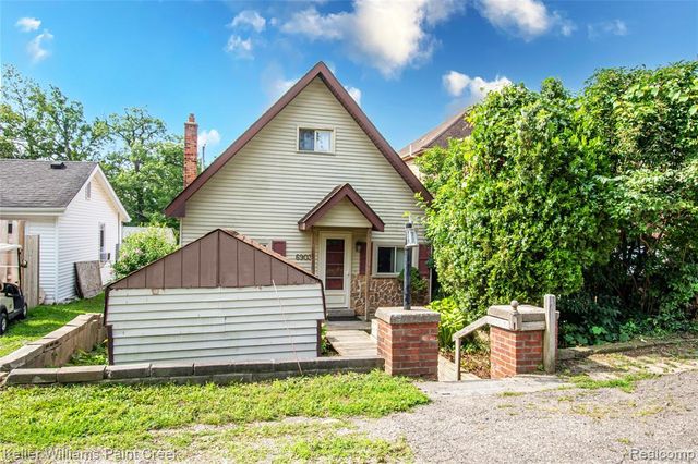 6903 Dandison Boulevard, West Bloomfield, MI 48324