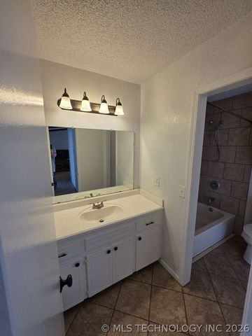 1628 S Redbud Place, Broken Arrow, OK 74012