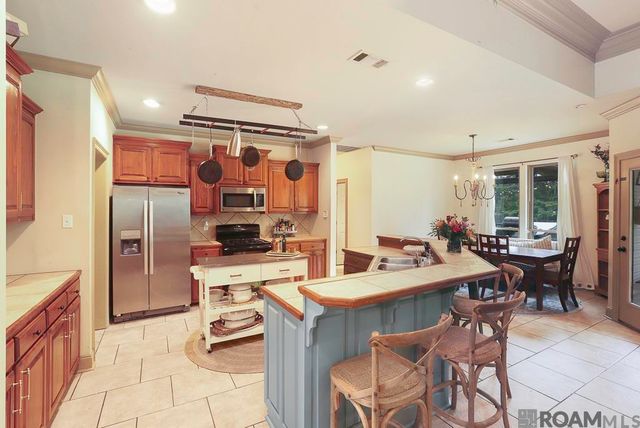 39053 Corinne Cir, Prairieville, LA 70769