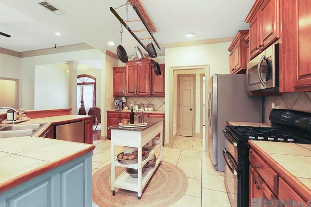 39053 Corinne Cir, Prairieville, LA 70769