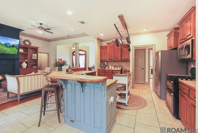 39053 Corinne Cir, Prairieville, LA 70769