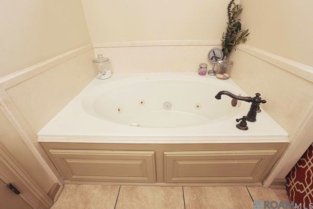 39053 Corinne Cir, Prairieville, LA 70769