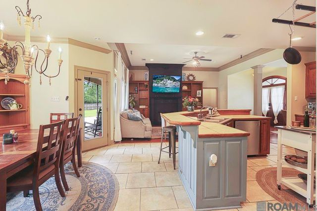 39053 Corinne Cir, Prairieville, LA 70769