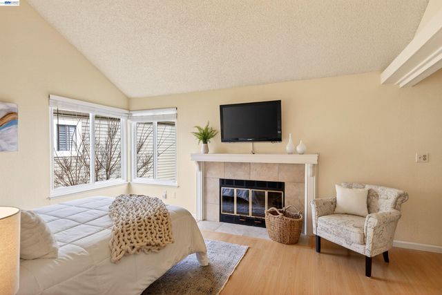 137 Parfait Ln, Alameda, CA 94502