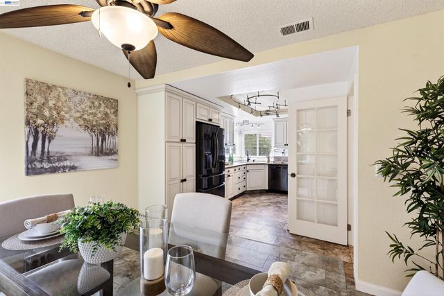 137 Parfait Ln, Alameda, CA 94502
