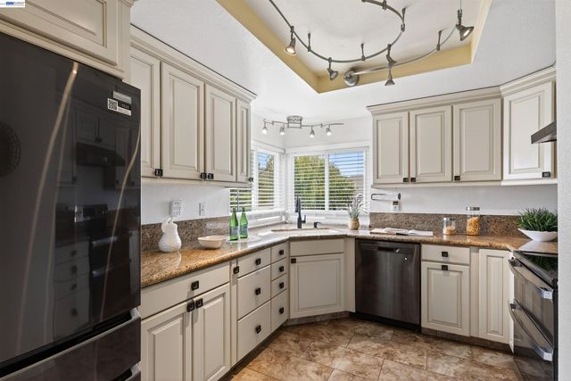 137 Parfait Ln, Alameda, CA 94502