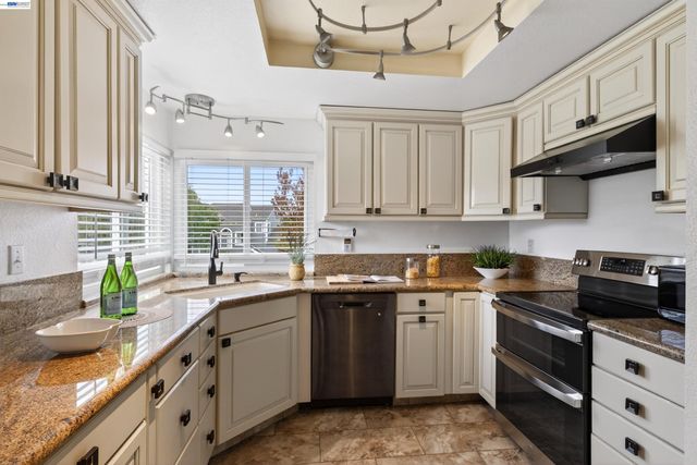 137 Parfait Ln, Alameda, CA 94502