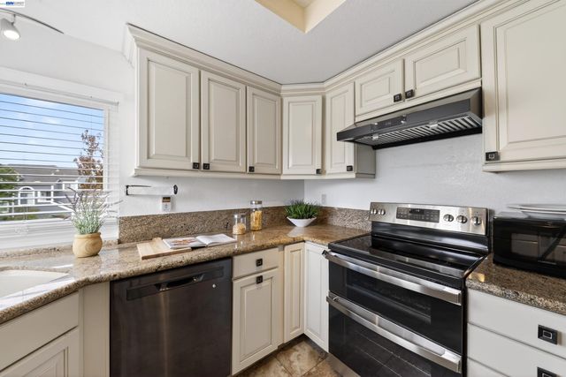 137 Parfait Ln, Alameda, CA 94502