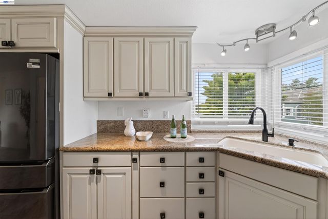137 Parfait Ln, Alameda, CA 94502