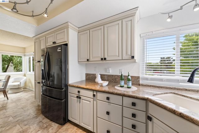 137 Parfait Ln, Alameda, CA 94502
