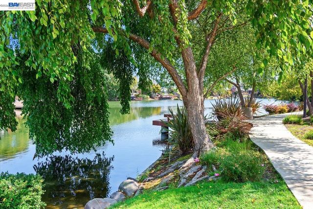 137 Parfait Ln, Alameda, CA 94502
