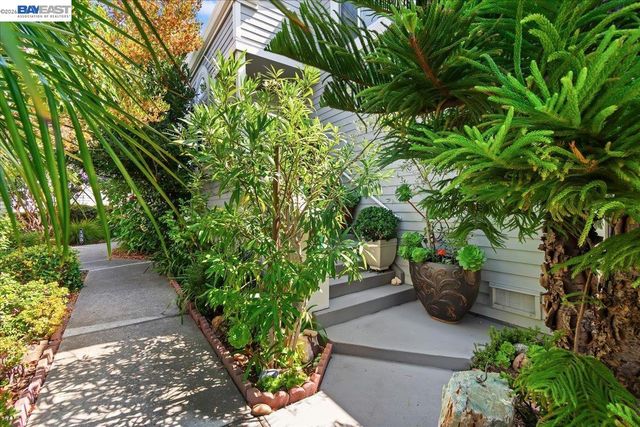 137 Parfait Ln, Alameda, CA 94502