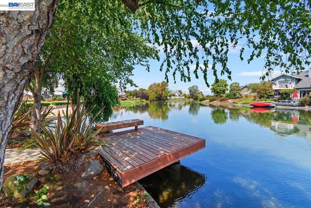 137 Parfait Ln, Alameda, CA 94502