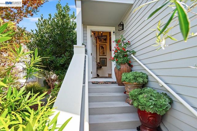 137 Parfait Ln, Alameda, CA 94502