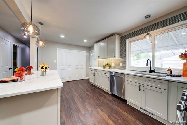 1330 Redleaf Lane, Ypsilanti, MI 48198
