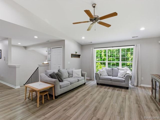 13335 Forest Ridge Boulevard, Sterling Heights, MI 48313