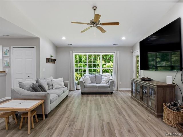 13335 Forest Ridge Boulevard, Sterling Heights, MI 48313