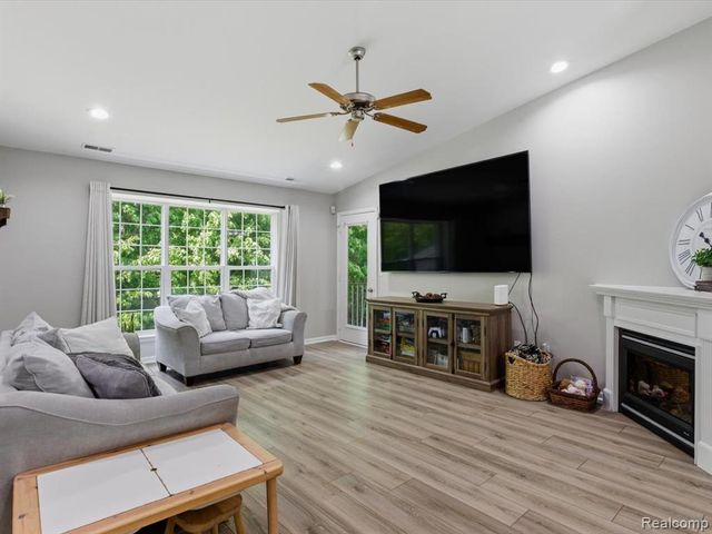 13335 Forest Ridge Boulevard, Sterling Heights, MI 48313