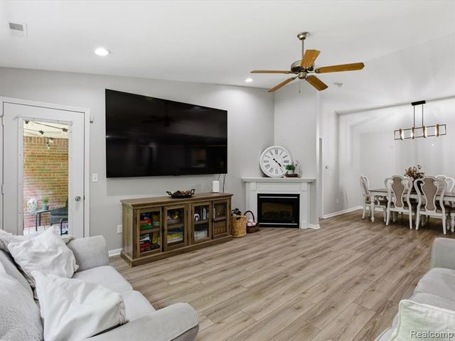 13335 Forest Ridge Boulevard, Sterling Heights, MI 48313