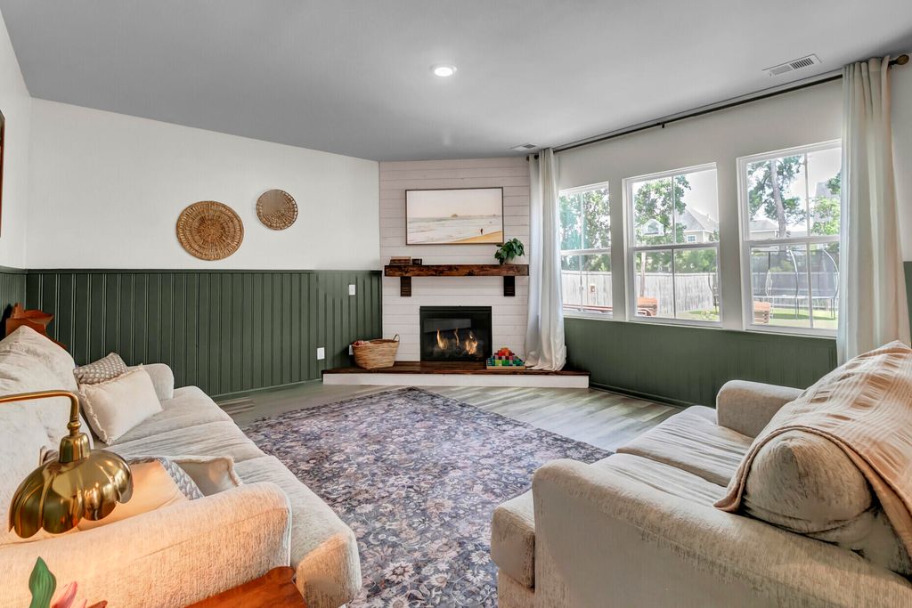 Image 10 of property listing at 513 Yellow Leaf Lane, Summerville, SC 29486