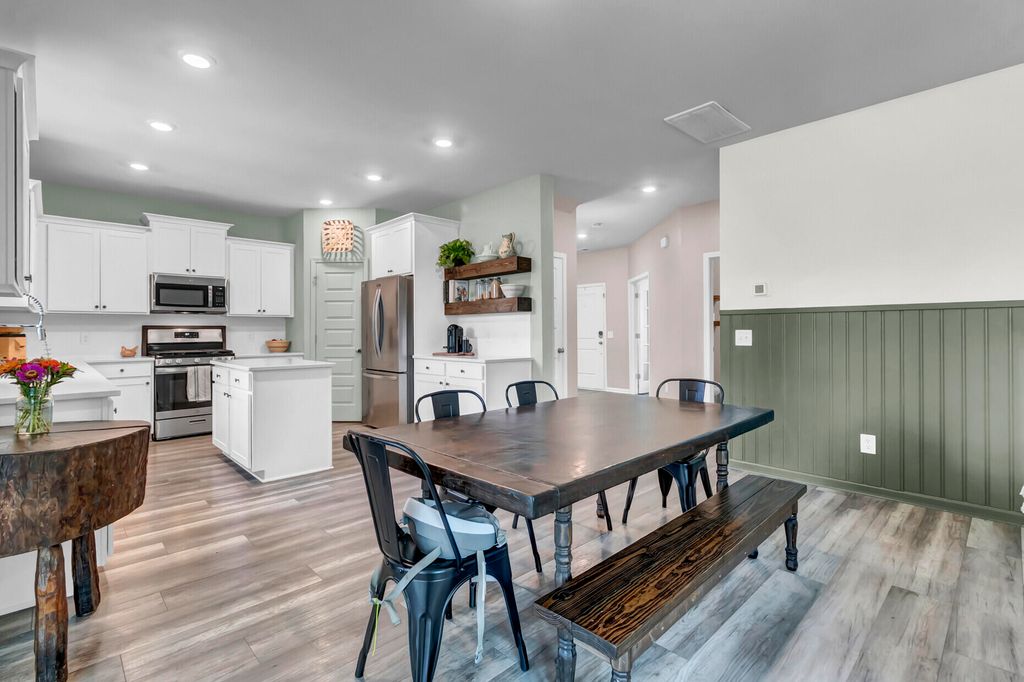 Image 14 of property listing at 513 Yellow Leaf Lane, Summerville, SC 29486