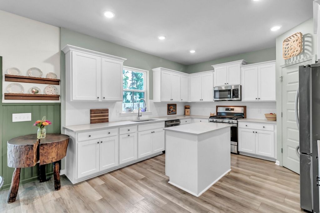 Image 15 of property listing at 513 Yellow Leaf Lane, Summerville, SC 29486