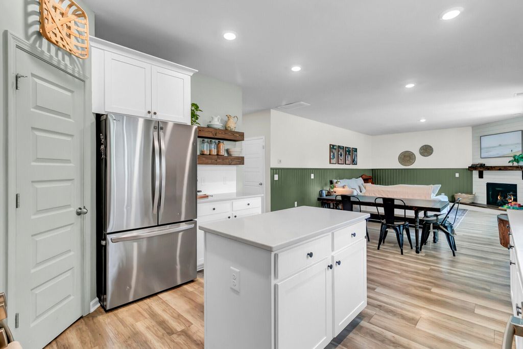 Image 16 of property listing at 513 Yellow Leaf Lane, Summerville, SC 29486