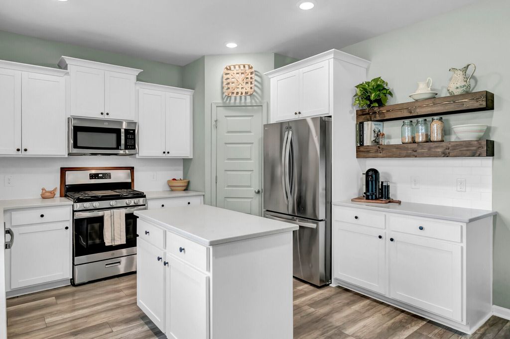Image 17 of property listing at 513 Yellow Leaf Lane, Summerville, SC 29486