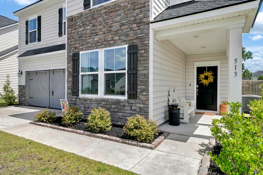 Image 2 of property listing at 513 Yellow Leaf Lane, Summerville, SC 29486