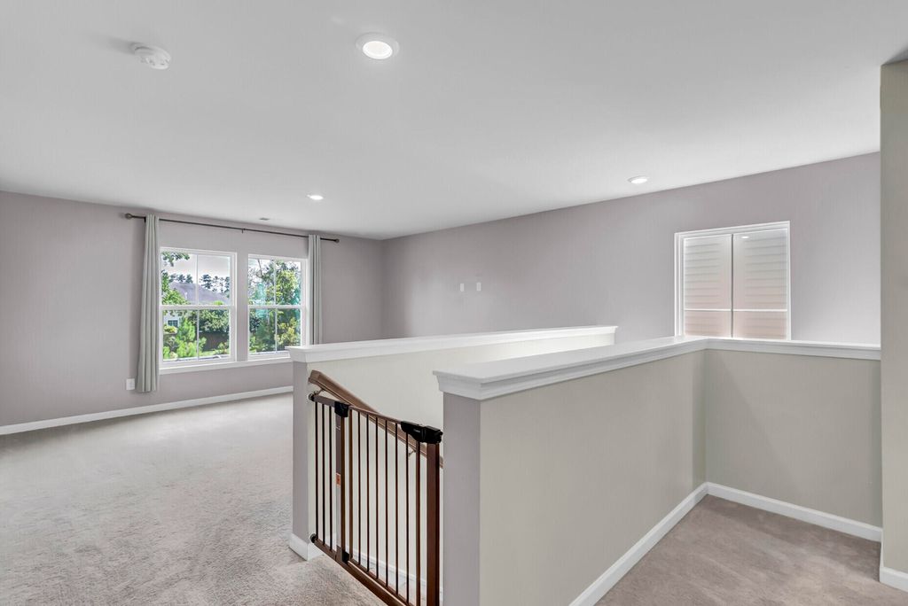 Image 21 of property listing at 513 Yellow Leaf Lane, Summerville, SC 29486
