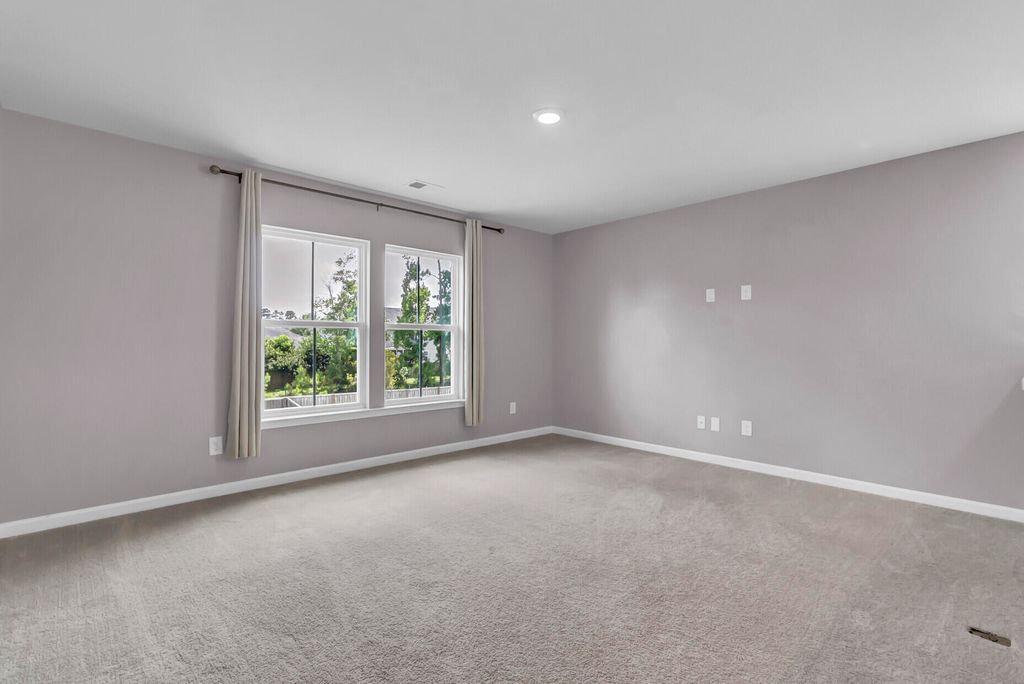 Image 22 of property listing at 513 Yellow Leaf Lane, Summerville, SC 29486