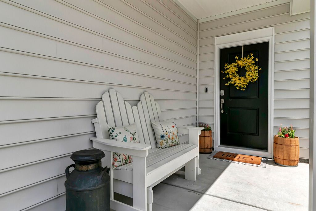 Image 3 of property listing at 513 Yellow Leaf Lane, Summerville, SC 29486