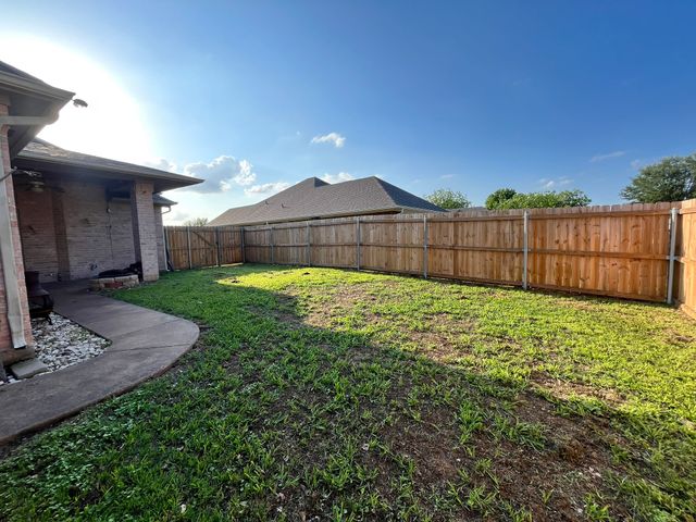 2700 Boyd Street, Ennis, TX 75119