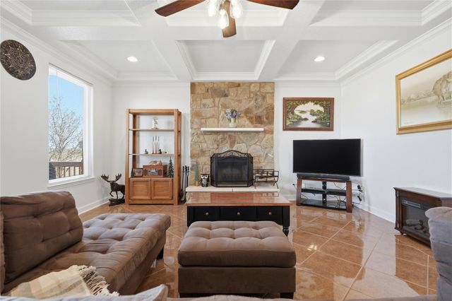 100 Mayfield LN, Lockhart, TX 78644