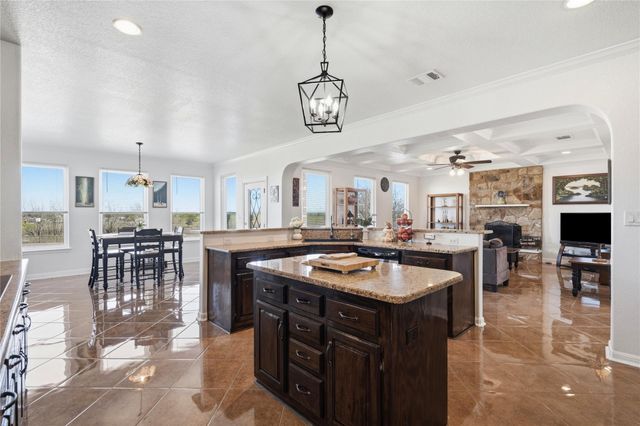 100 Mayfield LN, Lockhart, TX 78644