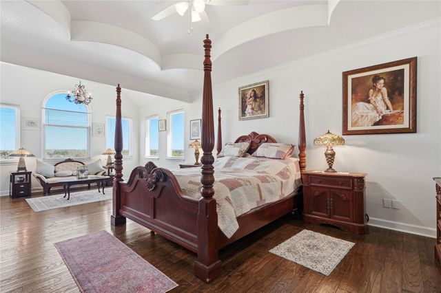 100 Mayfield LN, Lockhart, TX 78644