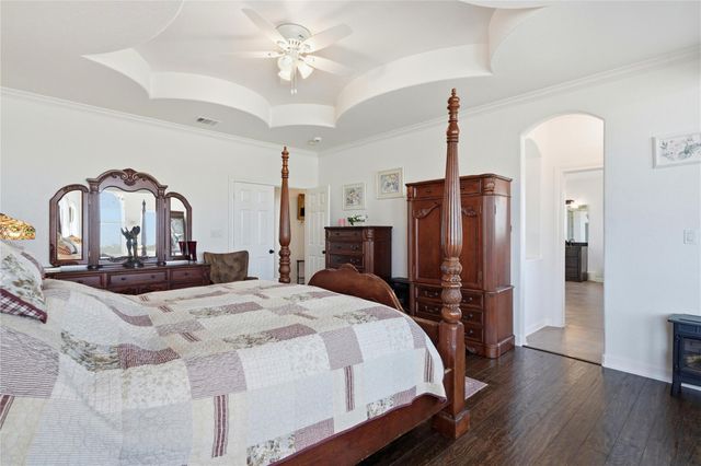 100 Mayfield LN, Lockhart, TX 78644