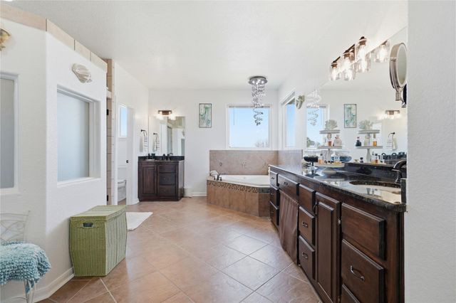 100 Mayfield LN, Lockhart, TX 78644