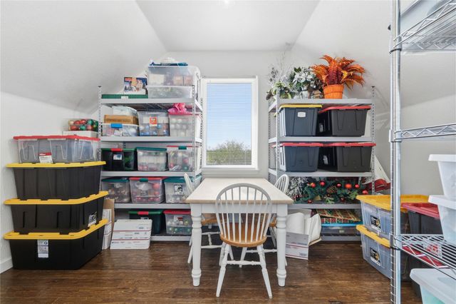 100 Mayfield LN, Lockhart, TX 78644