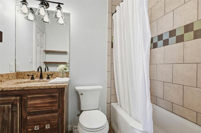 100 Mayfield LN, Lockhart, TX 78644