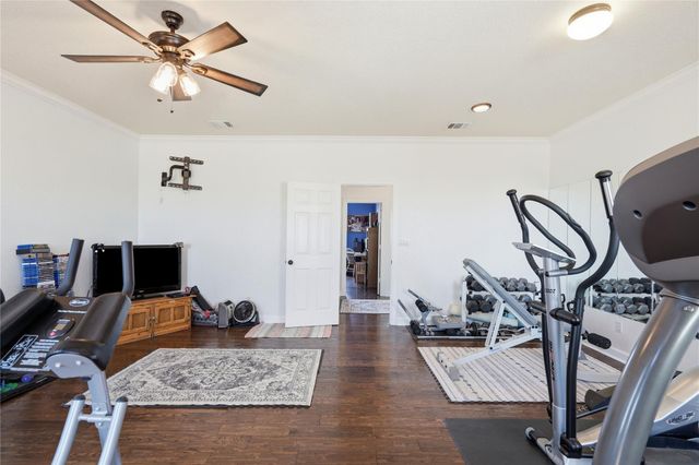 100 Mayfield LN, Lockhart, TX 78644