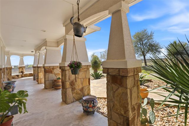 100 Mayfield LN, Lockhart, TX 78644