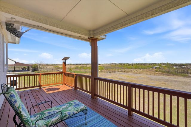 100 Mayfield LN, Lockhart, TX 78644