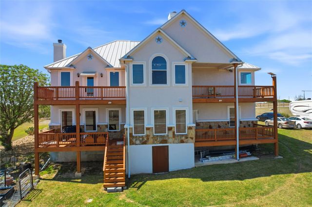 100 Mayfield LN, Lockhart, TX 78644