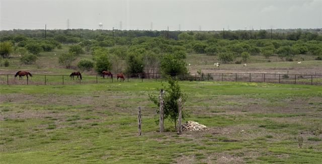 100 Mayfield LN, Lockhart, TX 78644