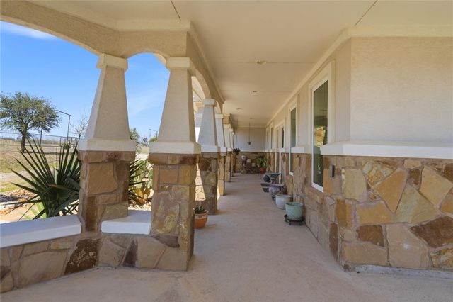 100 Mayfield LN, Lockhart, TX 78644